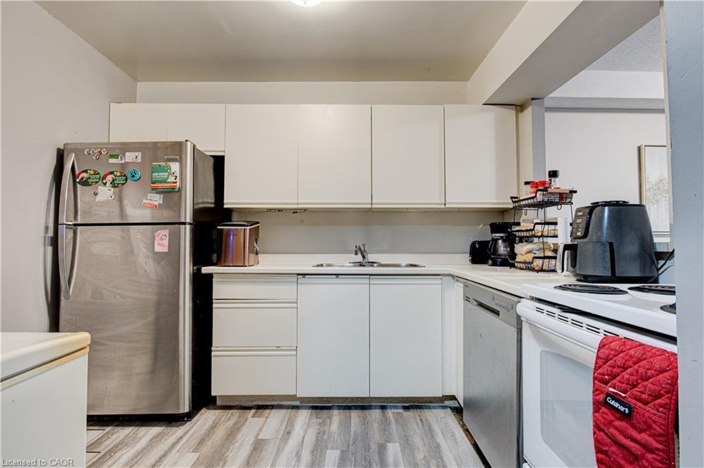 104-18 Holborn Court, Kitchener, ON - Indoor Photo Showing Kitchen With Double Sink