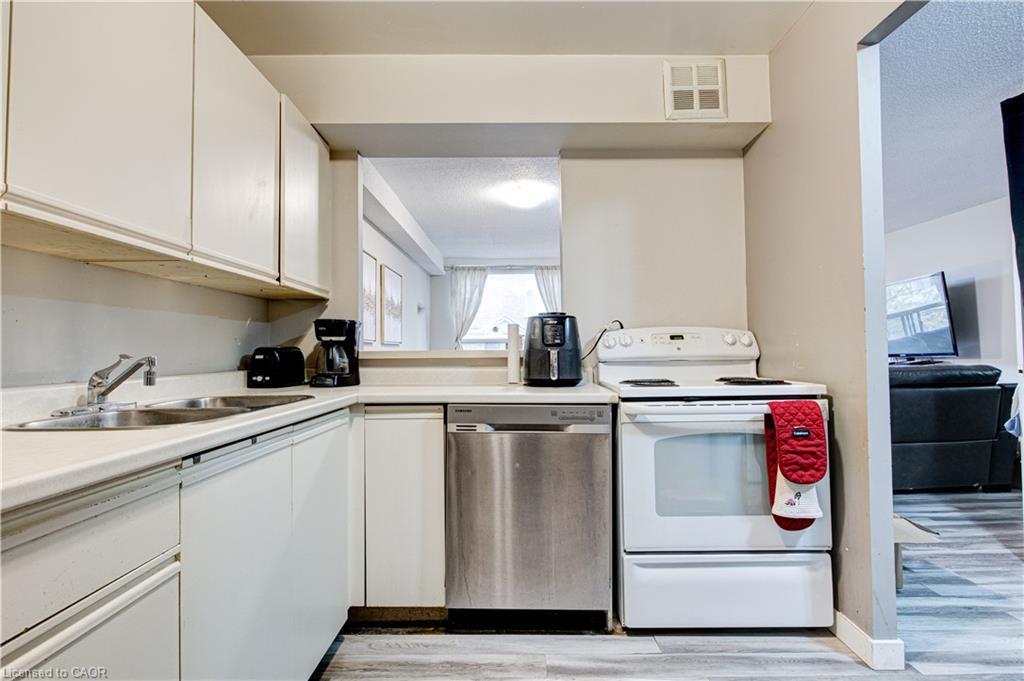 104-18 Holborn Court, Kitchener, ON - Indoor Photo Showing Kitchen With Double Sink