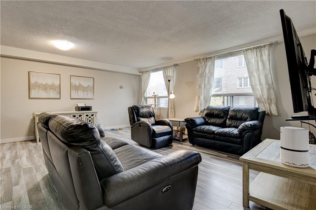 104-18 Holborn Court, Kitchener, ON - Indoor Photo Showing Living Room