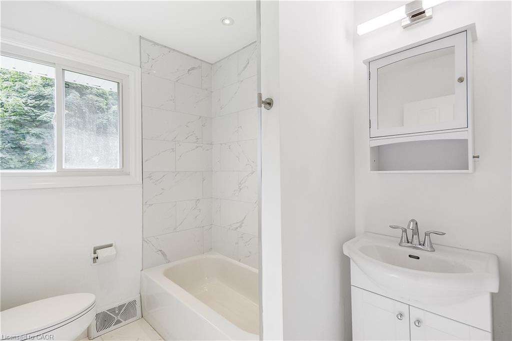 8 Glengarry Road, St. Catharines, ON - Indoor Photo Showing Bathroom