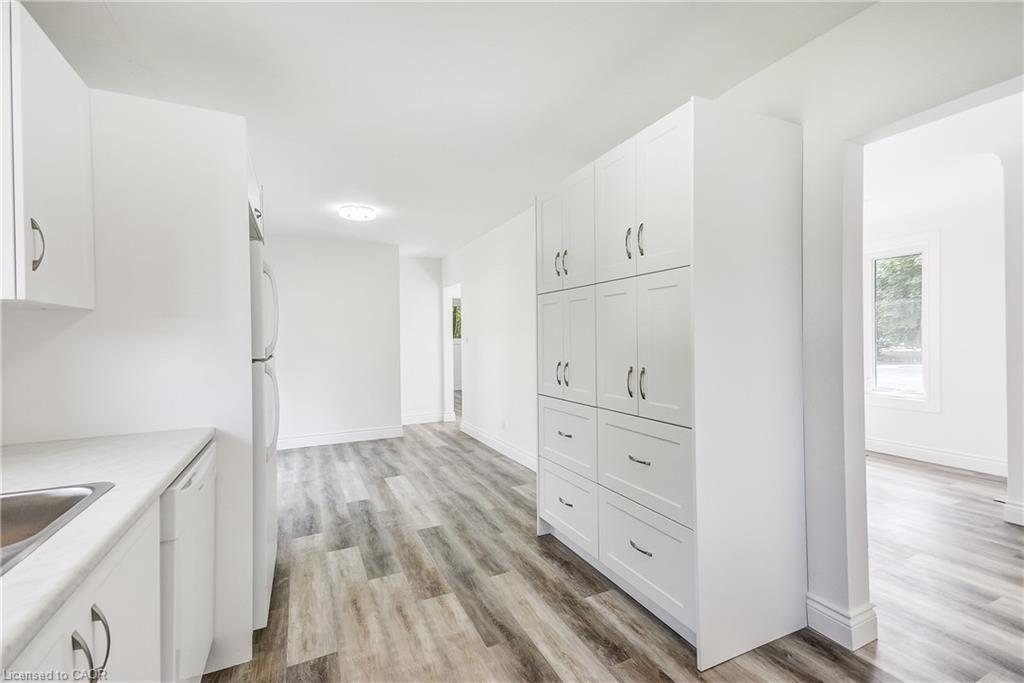 8 Glengarry Road, St. Catharines, ON - Indoor Photo Showing Kitchen