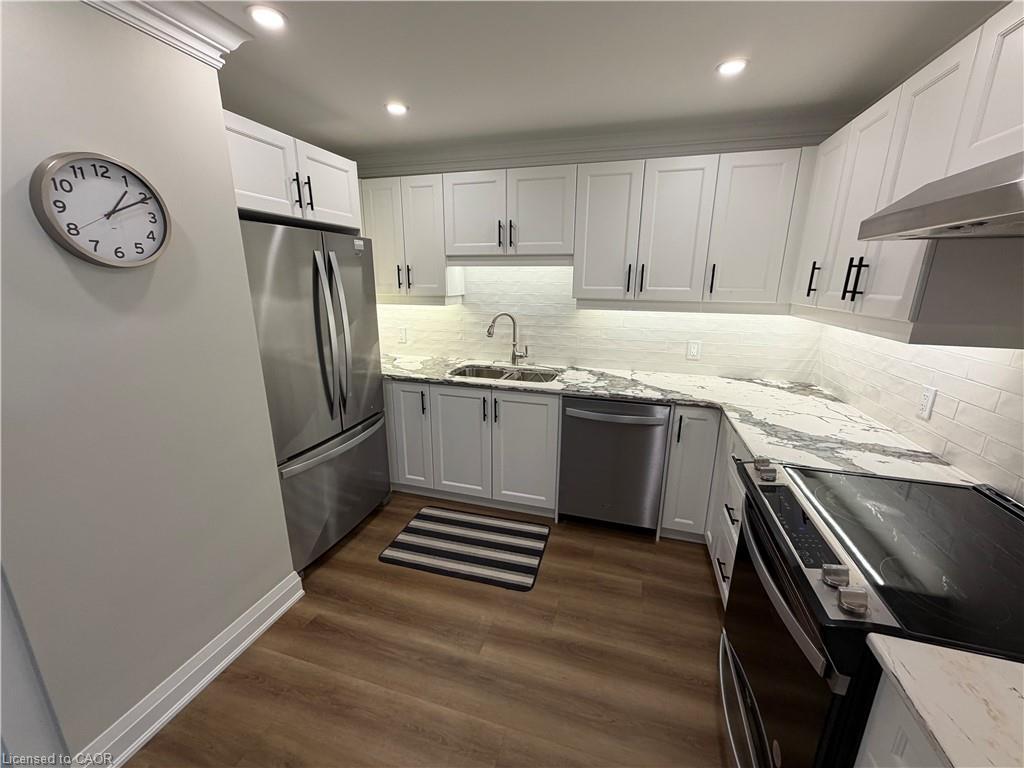 59 Szollosy Circle, Hamilton, ON - Indoor Photo Showing Kitchen With Stainless Steel Kitchen With Upgraded Kitchen