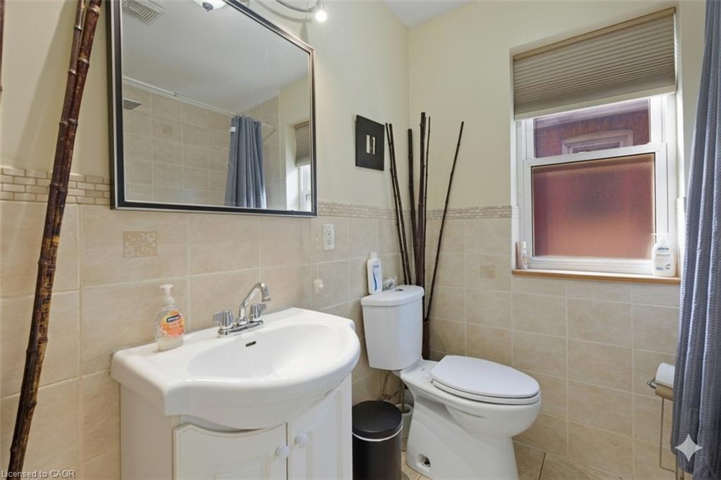 246 Cope Street, Hamilton, ON - Indoor Photo Showing Bathroom