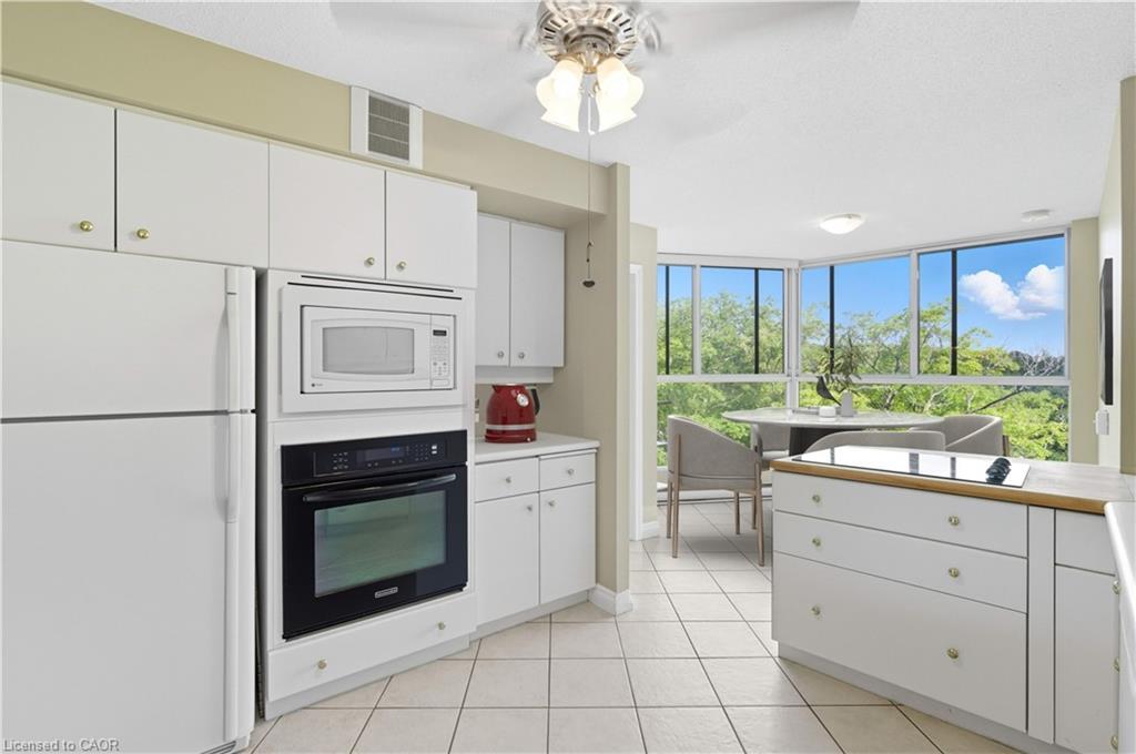 702-20 Berkley Road, Cambridge, ON - Indoor Photo Showing Kitchen