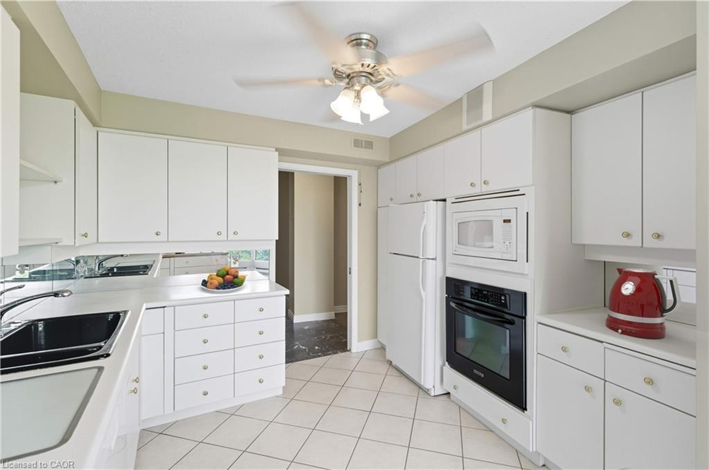 702-20 Berkley Road, Cambridge, ON - Indoor Photo Showing Kitchen