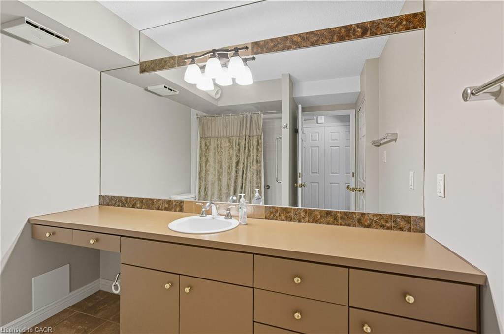 702-20 Berkley Road, Cambridge, ON - Indoor Photo Showing Bathroom