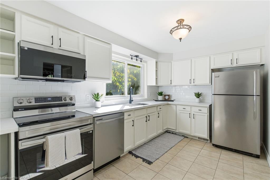 4502 Bennett Road, Burlington, ON - Indoor Photo Showing Kitchen With Stainless Steel Kitchen