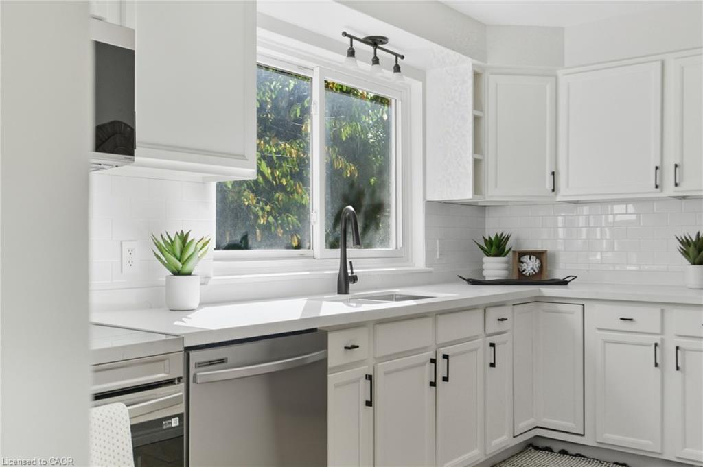 4502 Bennett Road, Burlington, ON - Indoor Photo Showing Kitchen