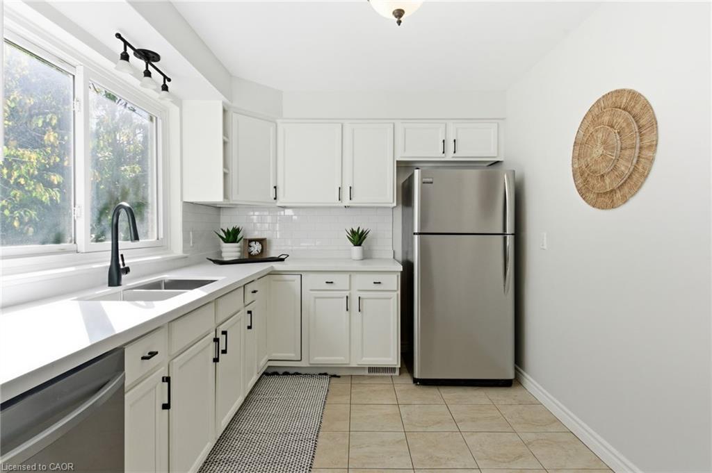 4502 Bennett Road, Burlington, ON - Indoor Photo Showing Kitchen With Stainless Steel Kitchen With Double Sink
