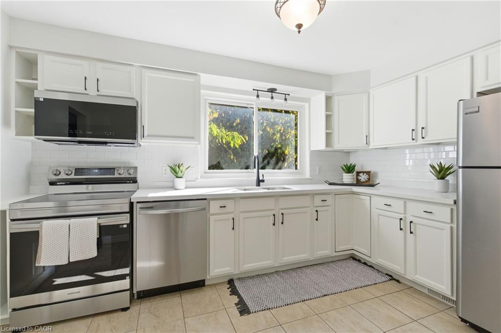 4502 Bennett Road, Burlington, ON - Indoor Photo Showing Kitchen With Stainless Steel Kitchen