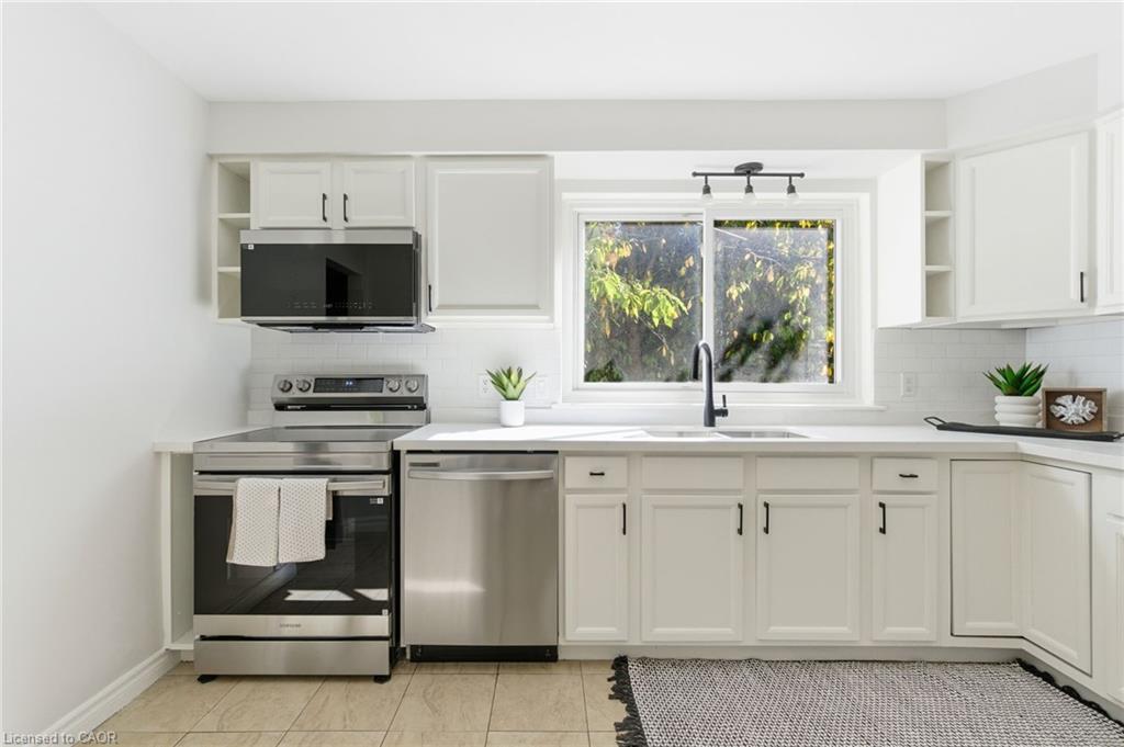 4502 Bennett Road, Burlington, ON - Indoor Photo Showing Kitchen With Stainless Steel Kitchen