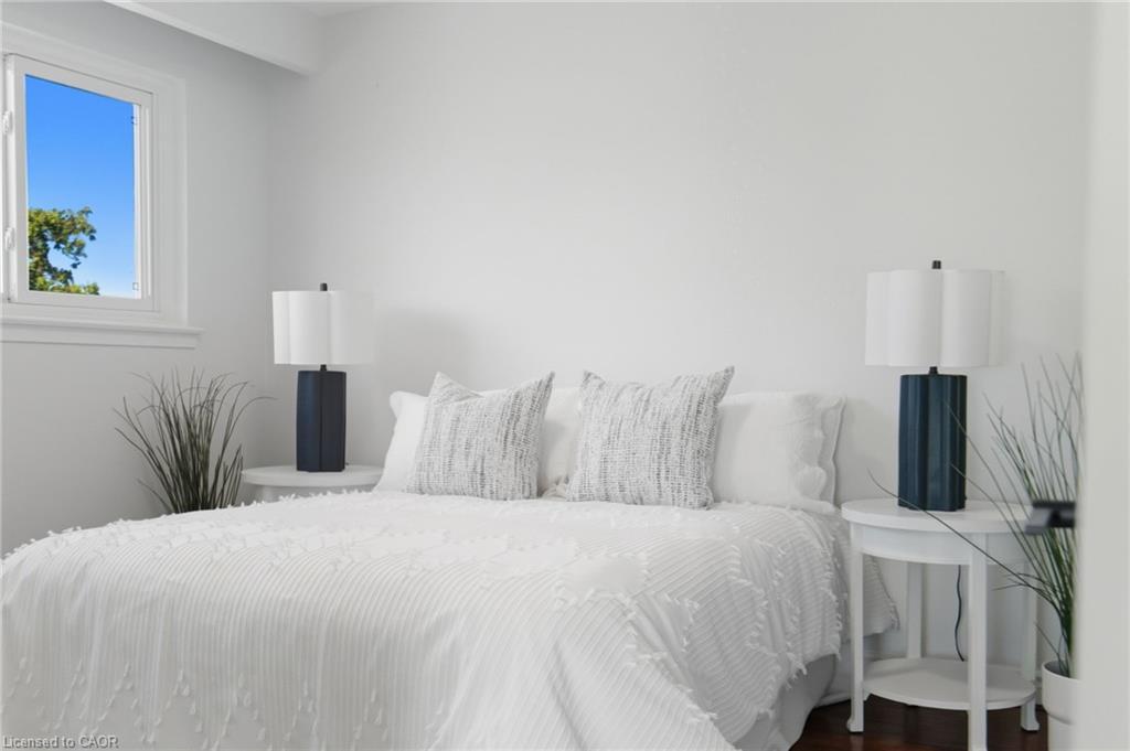 4502 Bennett Road, Burlington, ON - Indoor Photo Showing Bedroom