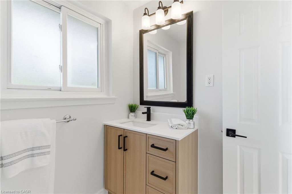 4502 Bennett Road, Burlington, ON - Indoor Photo Showing Bathroom