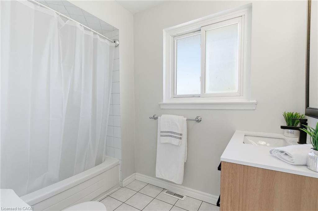 4502 Bennett Road, Burlington, ON - Indoor Photo Showing Bathroom