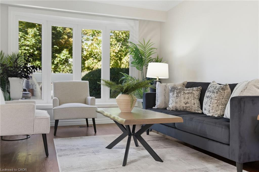 4502 Bennett Road, Burlington, ON - Indoor Photo Showing Living Room