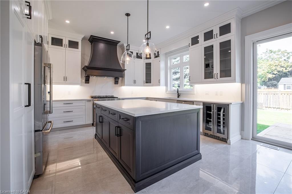 31 Bayside Court, Burlington, ON - Indoor Photo Showing Kitchen With Upgraded Kitchen