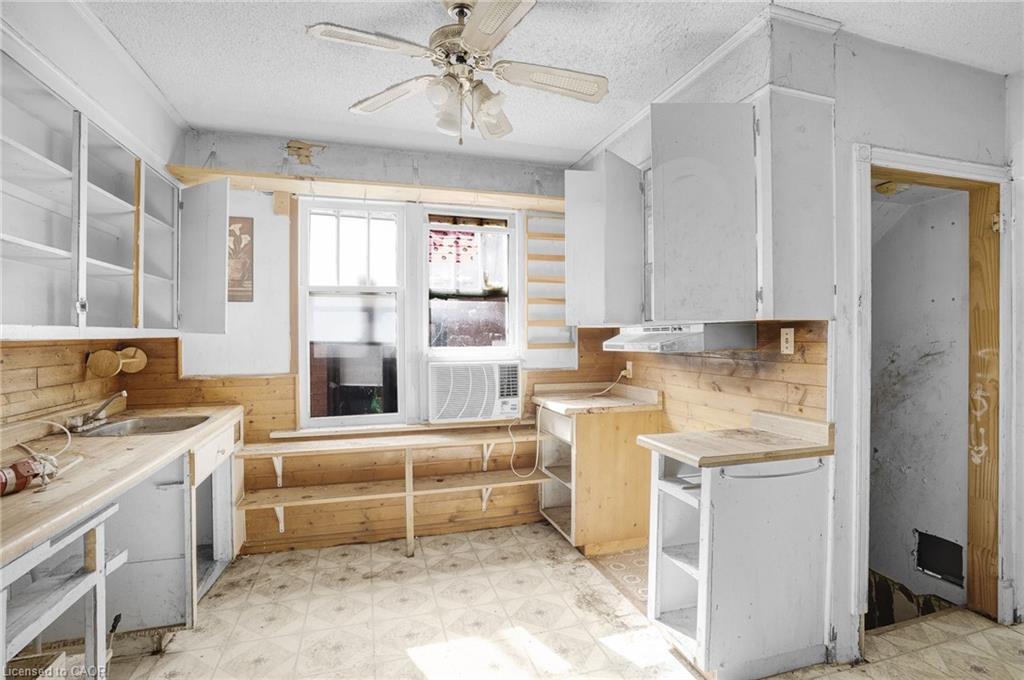 135 Madison Avenue S, Kitchener, ON - Indoor Photo Showing Kitchen
