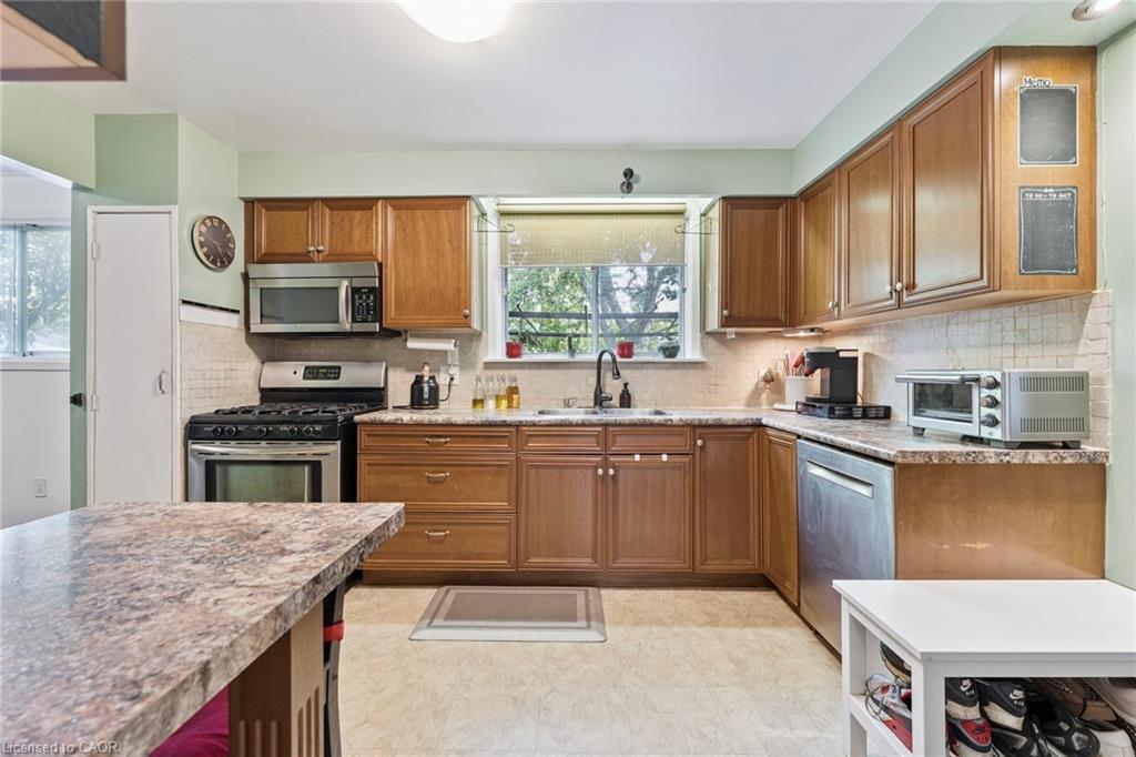 102 Rutherford Road N, Brampton, ON - Indoor Photo Showing Kitchen