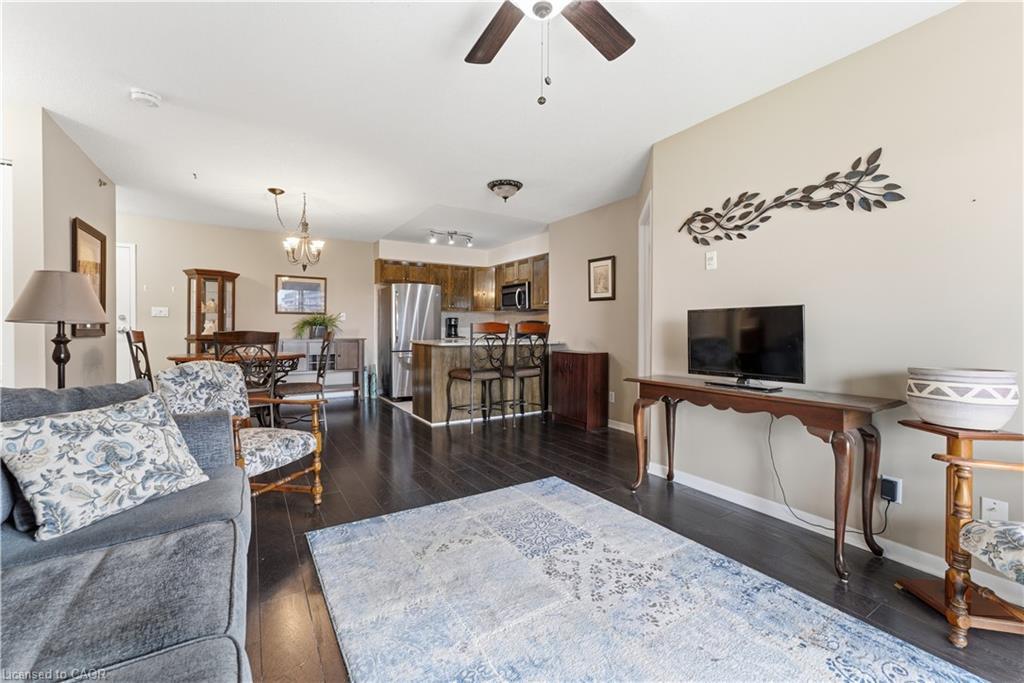 1402-330 Prince Charles Drive S, Welland, ON - Indoor Photo Showing Living Room