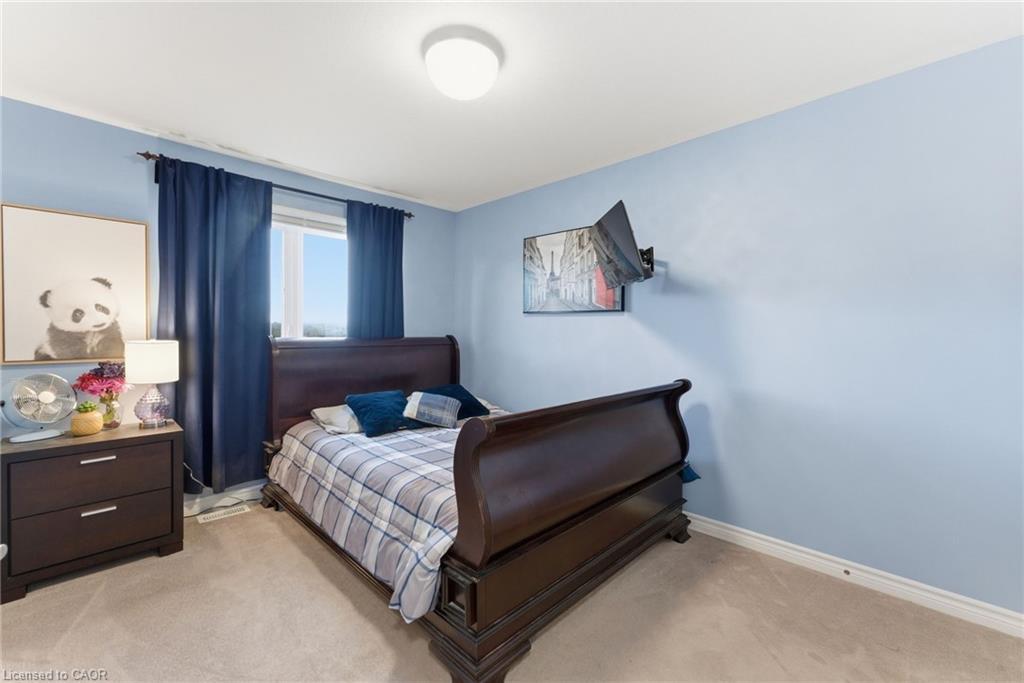 383 Erie Avenue, Brantford, ON - Indoor Photo Showing Bedroom