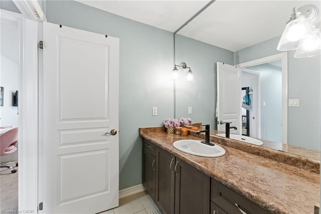 383 Erie Avenue, Brantford, ON - Indoor Photo Showing Bathroom