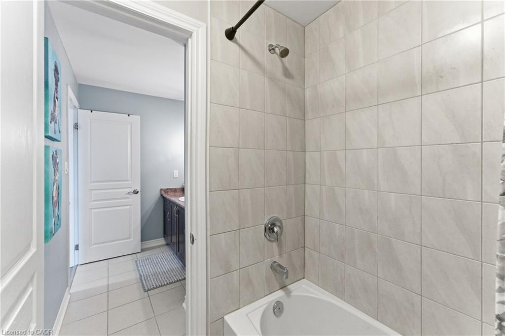 383 Erie Avenue, Brantford, ON - Indoor Photo Showing Bathroom