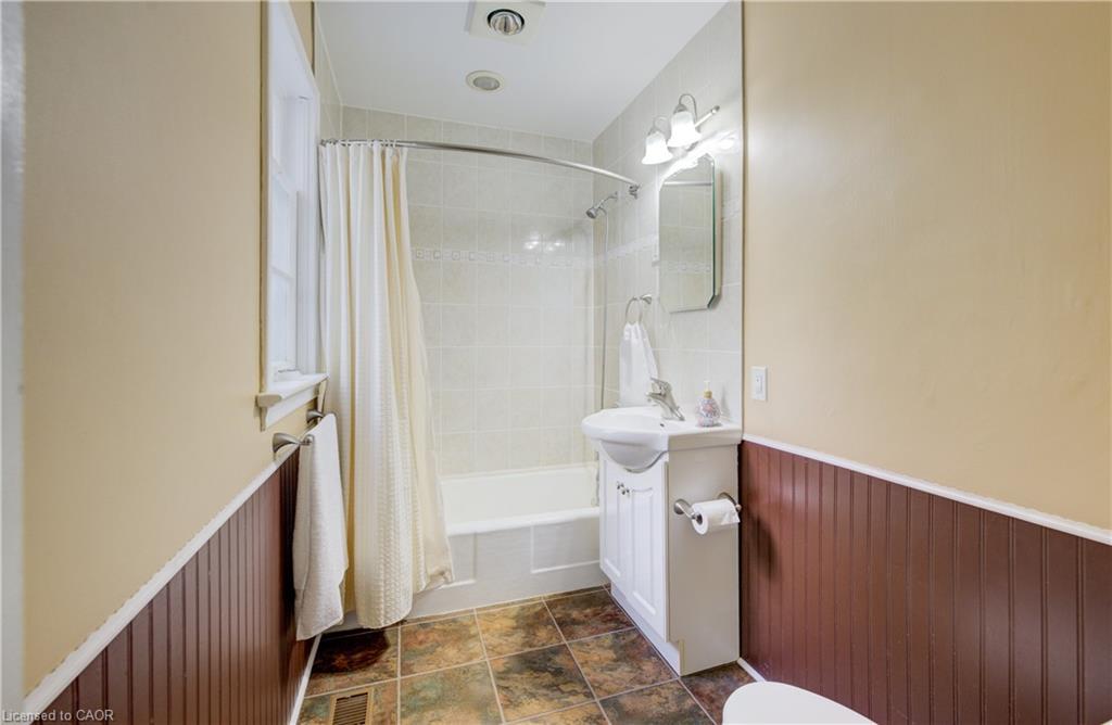 174 Union Street E, Waterloo, ON - Indoor Photo Showing Bathroom
