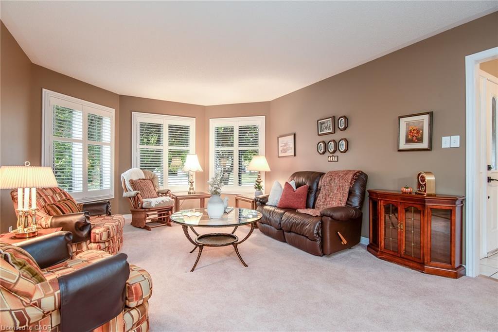372 Gatestone Boulevard, Waterloo, ON - Indoor Photo Showing Living Room