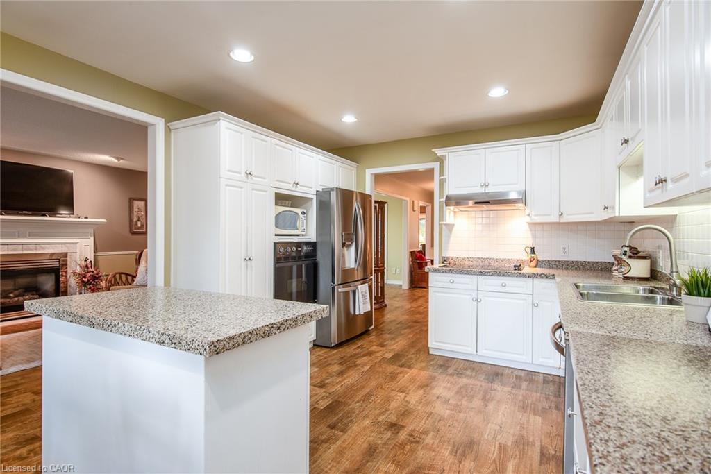 372 Gatestone Boulevard, Waterloo, ON - Indoor Photo Showing Kitchen With Double Sink