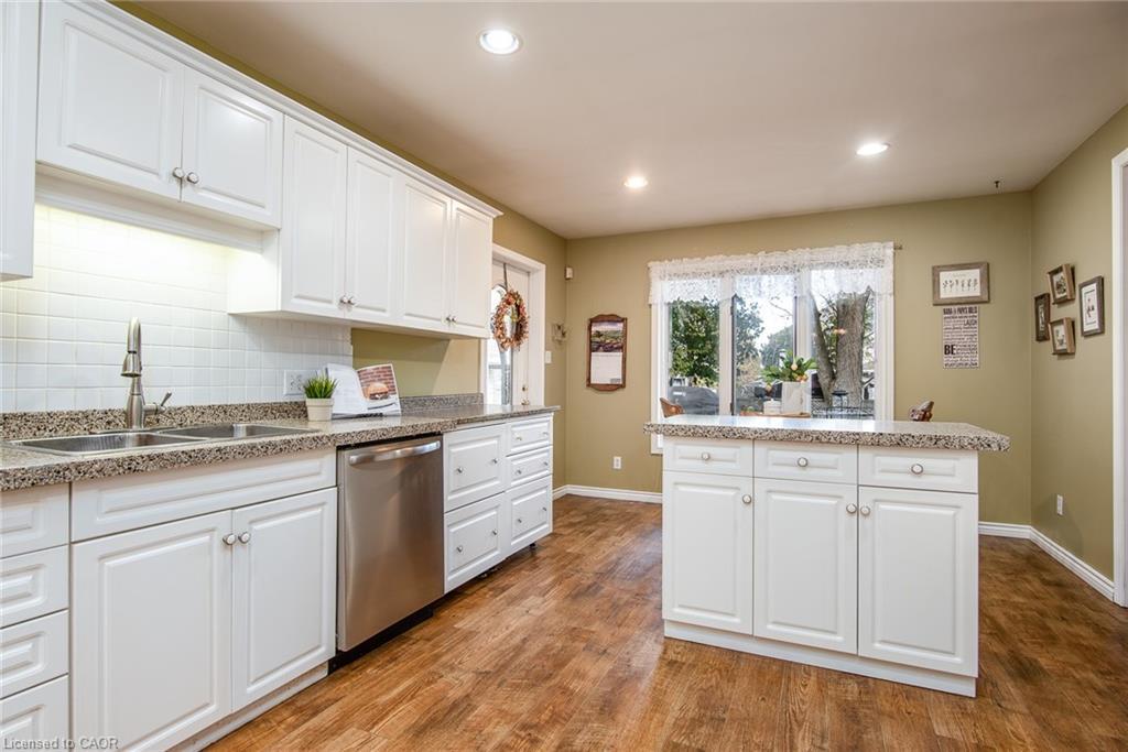 372 Gatestone Boulevard, Waterloo, ON - Indoor Photo Showing Kitchen With Double Sink With Upgraded Kitchen