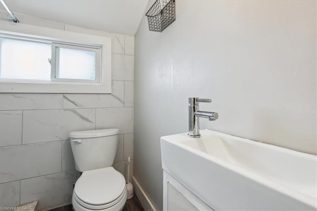 19 Seneca Street, St. Catharines, ON - Indoor Photo Showing Bathroom