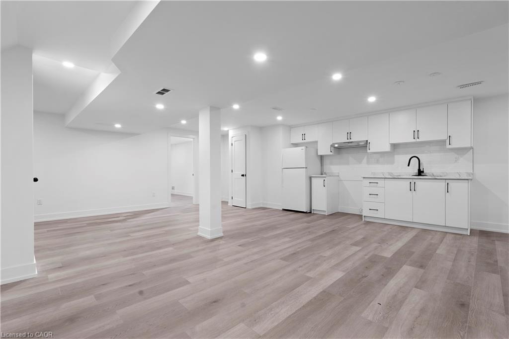 17 Old Coach Road, St. Catharines, ON - Indoor Photo Showing Kitchen