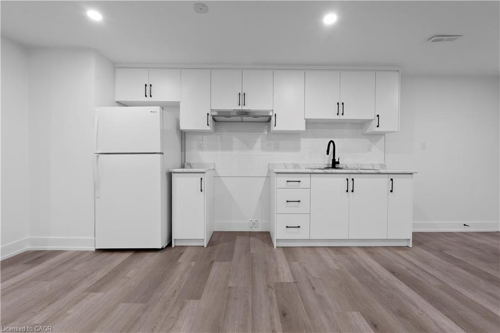 17 Old Coach Road, St. Catharines, ON - Indoor Photo Showing Kitchen