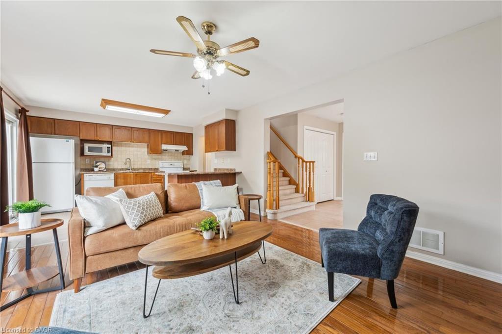 1617 Gowling Terrace, Milton, ON - Indoor Photo Showing Living Room