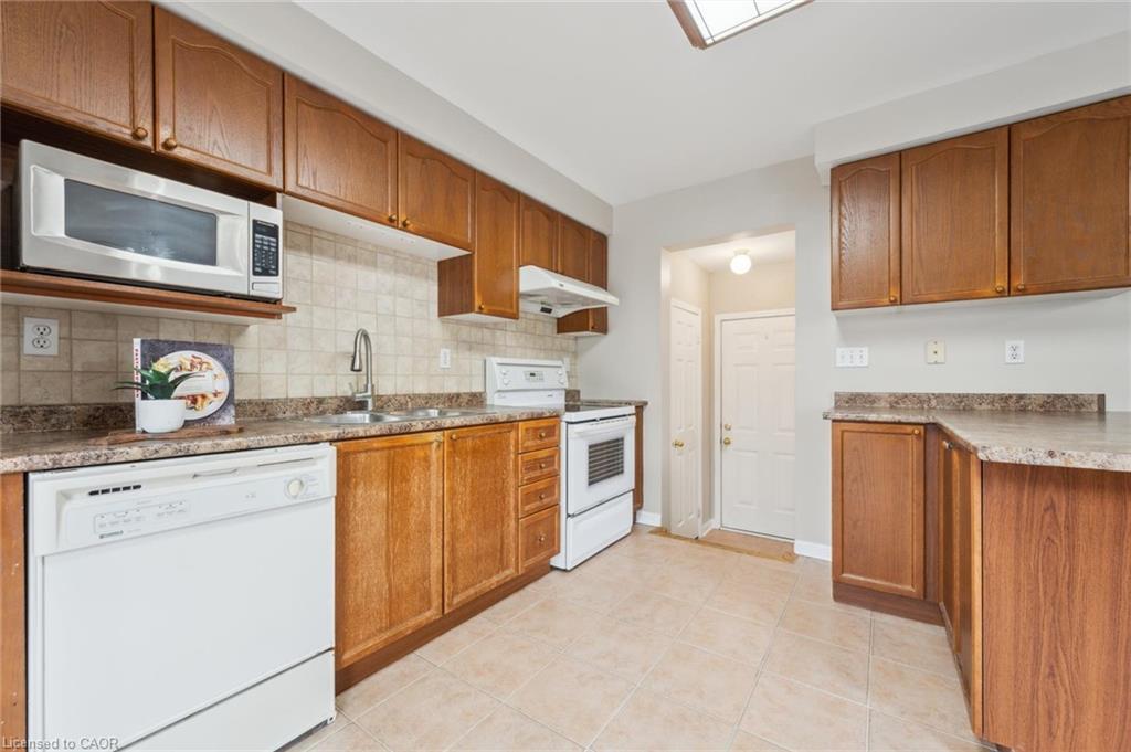 1617 Gowling Terrace, Milton, ON - Indoor Photo Showing Kitchen