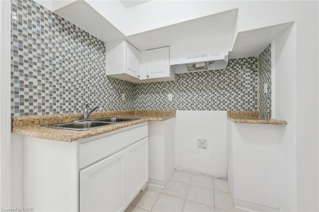 1617 Gowling Terrace, Milton, ON - Indoor Photo Showing Kitchen With Double Sink