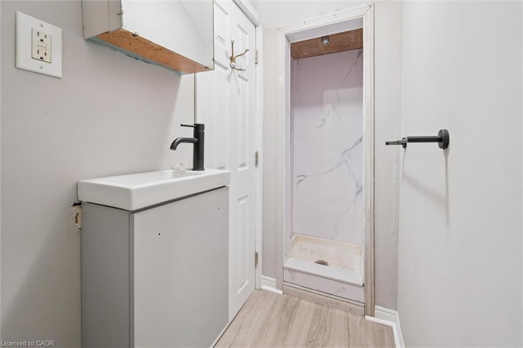 1A-906 King Street E, Cambridge, ON - Indoor Photo Showing Bathroom