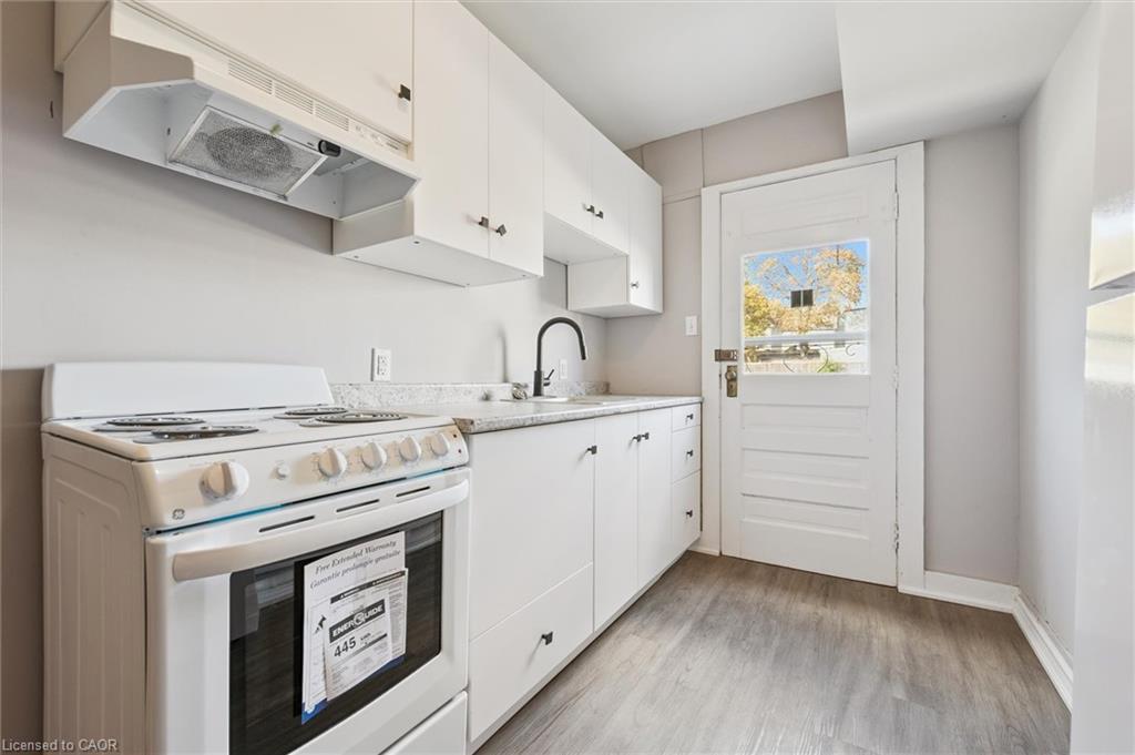 1A-906 King Street E, Cambridge, ON - Indoor Photo Showing Kitchen