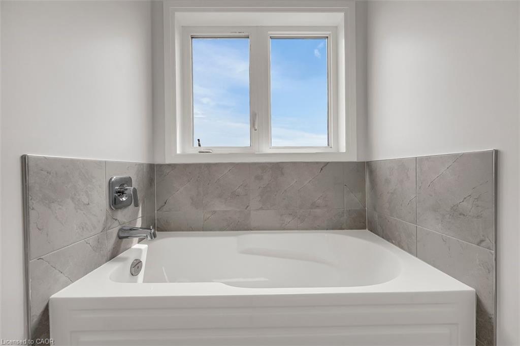 76 Hitchman Street, Paris, ON - Indoor Photo Showing Bathroom