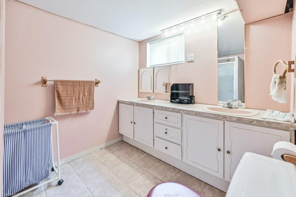 641 Limeridge Road E, Hamilton, ON - Indoor Photo Showing Bathroom