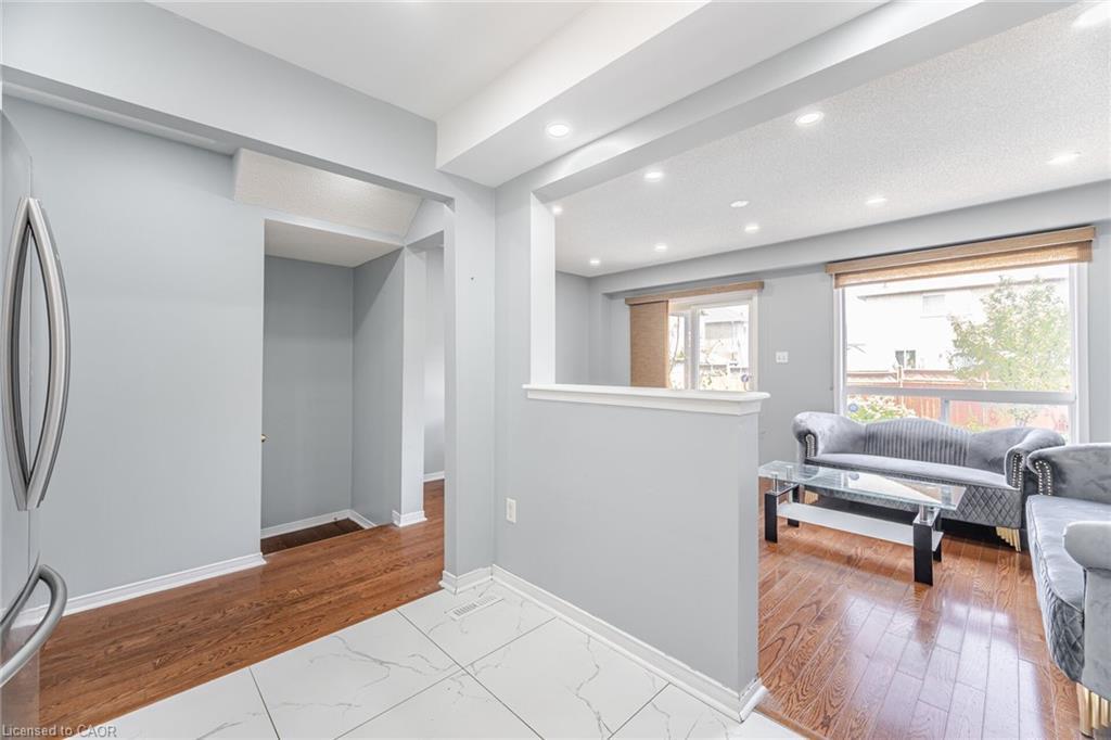 4 Vauxhall Crescent, Brampton, ON - Indoor