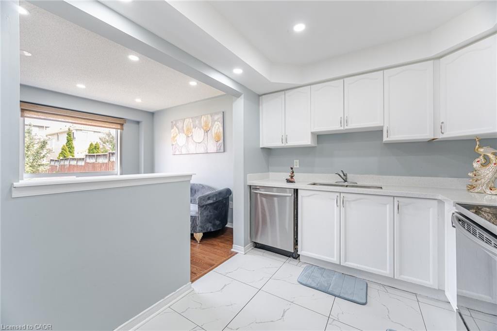 4 Vauxhall Crescent, Brampton, ON - Indoor Photo Showing Kitchen