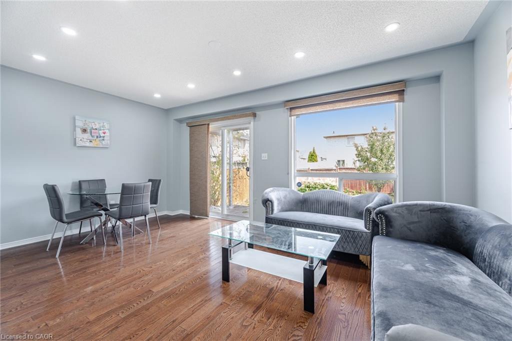 4 Vauxhall Crescent, Brampton, ON - Indoor Photo Showing Living Room