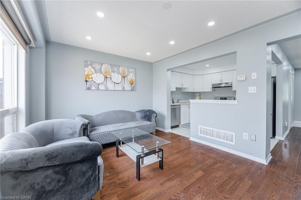 4 Vauxhall Crescent, Brampton, ON - Indoor Photo Showing Living Room