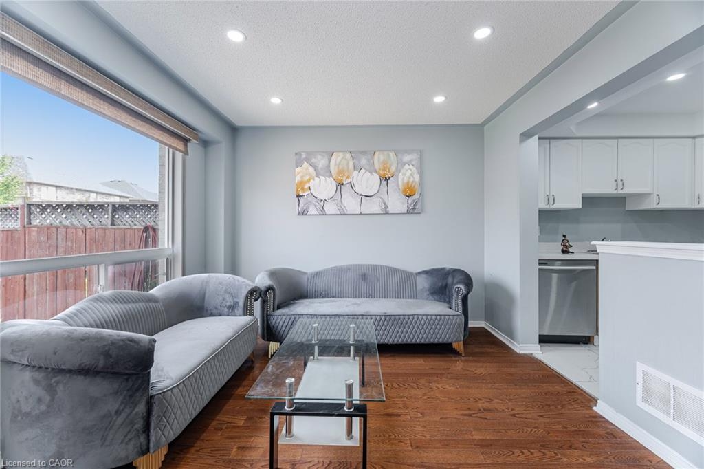 4 Vauxhall Crescent, Brampton, ON - Indoor Photo Showing Living Room
