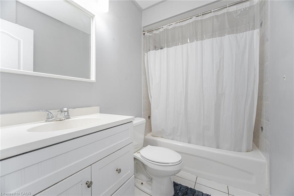 4 Vauxhall Crescent, Brampton, ON - Indoor Photo Showing Bathroom