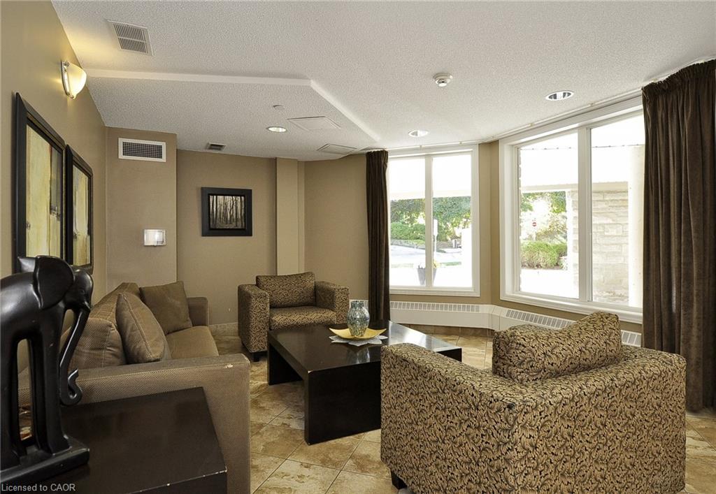 302-8 Harris Street, Cambridge, ON - Indoor Photo Showing Living Room