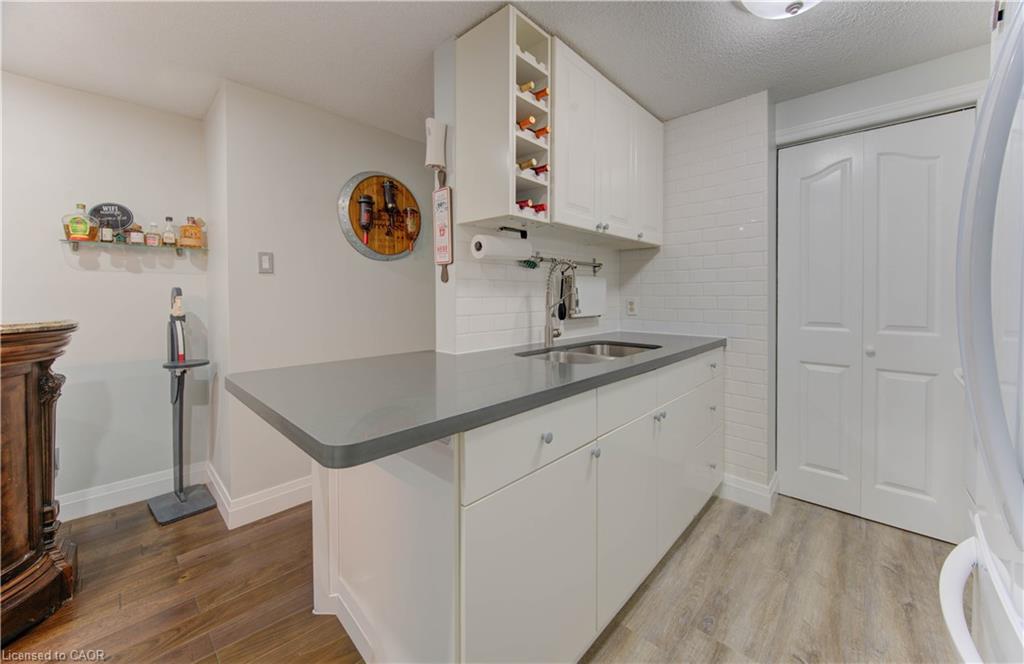 104-30 Bridge Street W, Kitchener, ON - Indoor Photo Showing Kitchen
