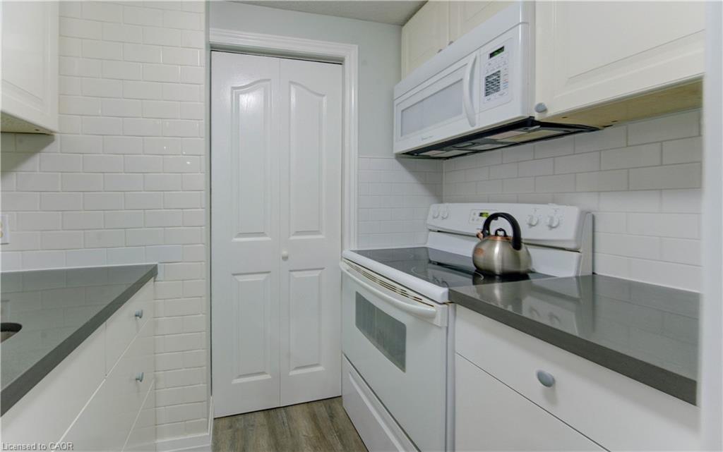 104-30 Bridge Street W, Kitchener, ON - Indoor Photo Showing Kitchen