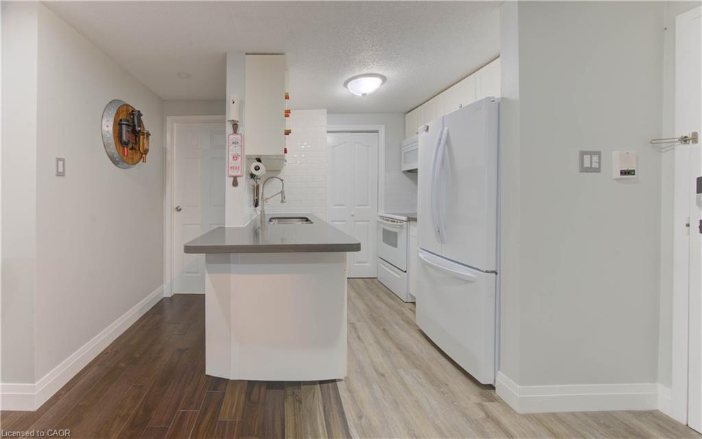 104-30 Bridge Street W, Kitchener, ON - Indoor Photo Showing Kitchen
